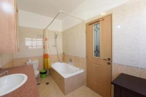 埃拉特Flintstone Guest House בית ההארחה בן 11 החדרים אינו וילה פרטית אתם מזמינים רק חדרים לא את כל הוילה的带浴缸、马桶和水槽的浴室