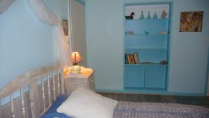 サルラ・ラ・カネダにあるLes Angesのベッドルーム(ベッド1台、ランプ、棚付)