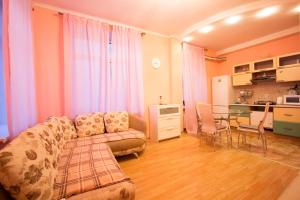 sala de estar con sofá y mesa en Apartlux on Tverskaya Street, en Moscú