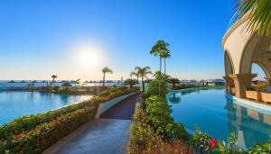 Bazén v ubytovaní Atrium Prestige Thalasso Spa Resort & Villas alebo v jeho blízkosti