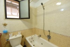 Flintstone Guest House בית ההארחה בן 11 החדרים אינו וילה פרטית אתם מזמינים רק חדרים לא את כל הוילה的一间浴室