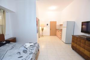 Flintstone Guest House בית ההארחה בן 11 החדרים אינו וילה פרטית אתם מזמינים רק חדרים לא את כל הוילה的电视和/或娱乐中心