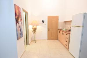 Flintstone Guest House בית ההארחה בן 11 החדרים אינו וילה פרטית אתם מזמינים רק חדרים לא את כל הוילה的厨房或小厨房