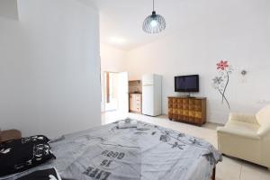 Flintstone Guest House בית ההארחה בן 11 החדרים אינו וילה פרטית אתם מזמינים רק חדרים לא את כל הוילה的电视和/或娱乐中心