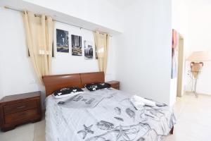 Flintstone Guest House בית ההארחה בן 11 החדרים אינו וילה פרטית אתם מזמינים רק חדרים לא את כל הוילה客房内的一张或多张床位