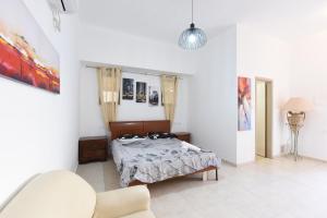 Flintstone Guest House בית ההארחה בן 11 החדרים אינו וילה פרטית אתם מזמינים רק חדרים לא את כל הוילה客房内的一张或多张床位
