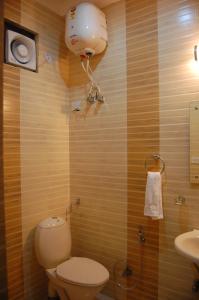 Bathroom sa Hotel Delhi Aerocity, NH 8