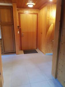Chalet Amanda في شامبري: غرفة ذات أبواب خشبية وأرضية من البلاط