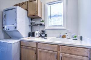 Η κουζίνα ή μικρή κουζίνα στο Bright 1 BR in the heart of Capitol Hill APT B +6 φωτογραφίες