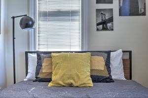 Ένα ή περισσότερα κρεβάτια σε δωμάτιο στο Bright 1 BR in the heart of Capitol Hill APT B