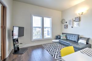 een woonkamer met een bank en een tv bij Renovated Bright 1 BR in the heart of Capitol Hill – APT B in Seattle