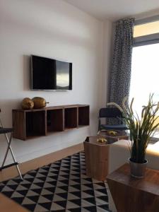 Televisyen dan/atau pusat hiburan di Apartamento en primera línea playa