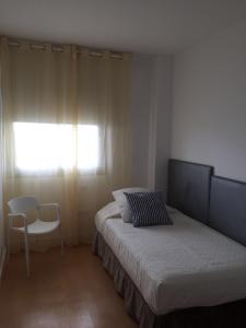 מיטה או מיטות בחדר ב-Apartamento en primera línea playa