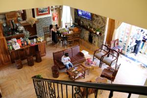 an overhead view of a living room with people in it at De Daisy Villa Homestay in Da Lat