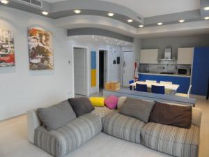 a living room with a couch and a kitchen at Sapore di mare in Sestri Levante