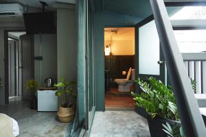 Zimmer mit Bad und WC. in der Unterkunft Ob-Oon Boutique Bed & Breakfast in Bangkok