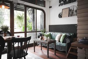a living room with a couch and a table at Ob-Oon Boutique Bed & Breakfast in Bangkok