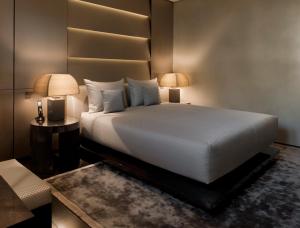 Postel nebo postele na pokoji v ubytování Armani Hotel Milano