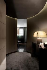 Postel nebo postele na pokoji v ubytování Armani Hotel Milano