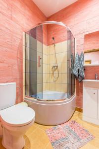 ein Badezimmer mit einer Dusche, einem WC und einer Badewanne in der Unterkunft KEMERI Hotel in National Park - FREE PARKING in Jūrmala
