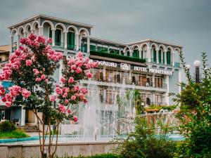 チャルトゥボにあるTskaltubo Hotel Prometheusの噴水のあるホテル