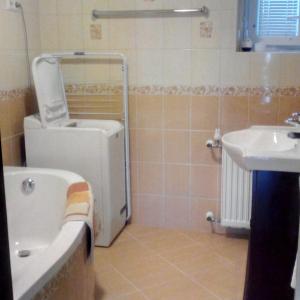 A bathroom at Tó apartman