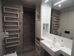 Kamar mandi di Sikorska Apartamenty