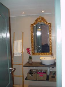ラゴスにあるLovely Houseのバスルーム(洗面台、壁掛け鏡付)