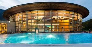 Bazén v ubytování B&B Hotel Alpenrose Rooms & Apartments nebo v jeho okolí