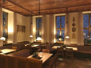 A restaurant or other place to eat at Hotel Deutsches Haus
