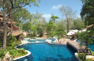 Der Swimmingpool an oder in der Nähe von Khaolak Merlin Resort