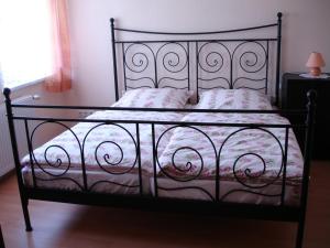 a bed with a metal bed frame and pillows at Ferienwohnung Schob in Dyrotz