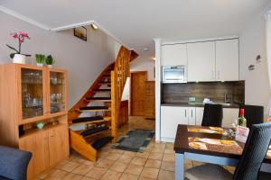 ein Wohnzimmer mit einer Treppe und eine Küche in der Unterkunft Wohnung Amsel, App. 4 in Westerland