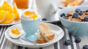 LimmenにあるB&B Limmerzandの卵とブルーベリーを含む朝食用の食品