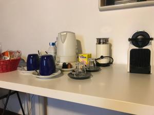un mostrador con cafetera y tazas en Le Magnolie Agriturismo en Verolanuova