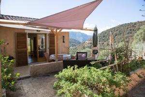 Casa con vistas a las montañas en Appartements A Merendella en Serriera