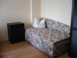 - un canapé avec deux oreillers dans l'établissement Ferienwohnung Schob, à Dyrotz