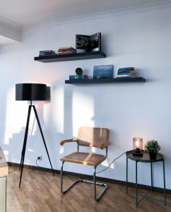 オーステンデにあるCosy, modern studio with an awesome view of Ostendの椅子とランプ