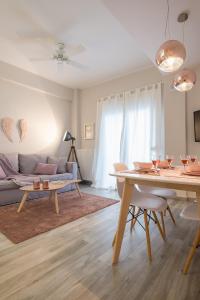 una sala de estar con una mesa y un sofá en "SunBow Earth"- Boutique new Apt in Dowtown Athens, en Atenas