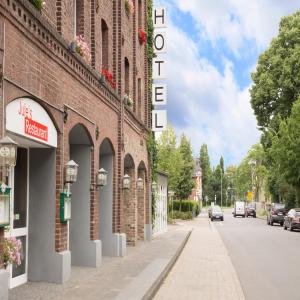 a brick building on the side of a street at Hotel Dampfmühle in Neukirchen-Vluyn