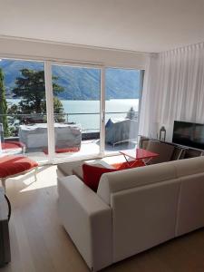 CremiaにあるBaia Blu - Luxury Apartments with Poolのリビングルーム(白いソファ、大きな窓付)