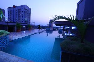 una gran piscina en medio de un edificio en Cochin Legacy, en Kochi