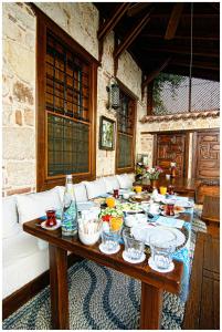 un tavolo con ciotole di cibo sopra di Minyon Hotel a Antalya (Adalia)