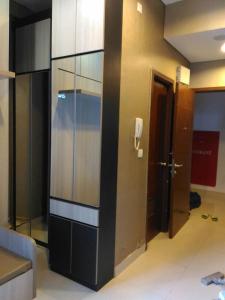 pared de cristal en una habitación con puerta en Capitol Park Minimum Stay 2 Nights, en Yakarta