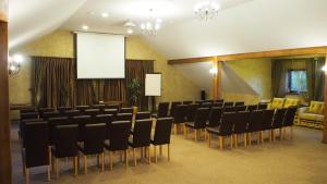 a conference room with black chairs and a screen at Sodeliškių dvaro sodyba in Sodeliškiai