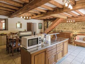 eine Küche mit einer Mikrowelle auf der Theke in der Unterkunft Modern Villa in S rilhac with Private Pool in Beynat