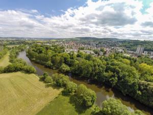 uma vista aérea de um rio com uma cidade em Posthotel Rotenburg em Rotemburgo do Fulda