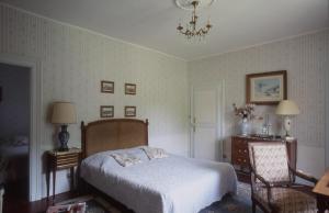 Un pat sau paturi într-o cameră la Château Rouillon d'Allest