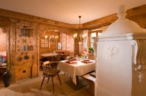 een keuken en eetkamer met een tafel en stoelen bij Hotel Hubertus in Brixen im Thale