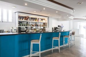 Lounge nebo bar v ubytování BLUESEA Lagos de Cesar